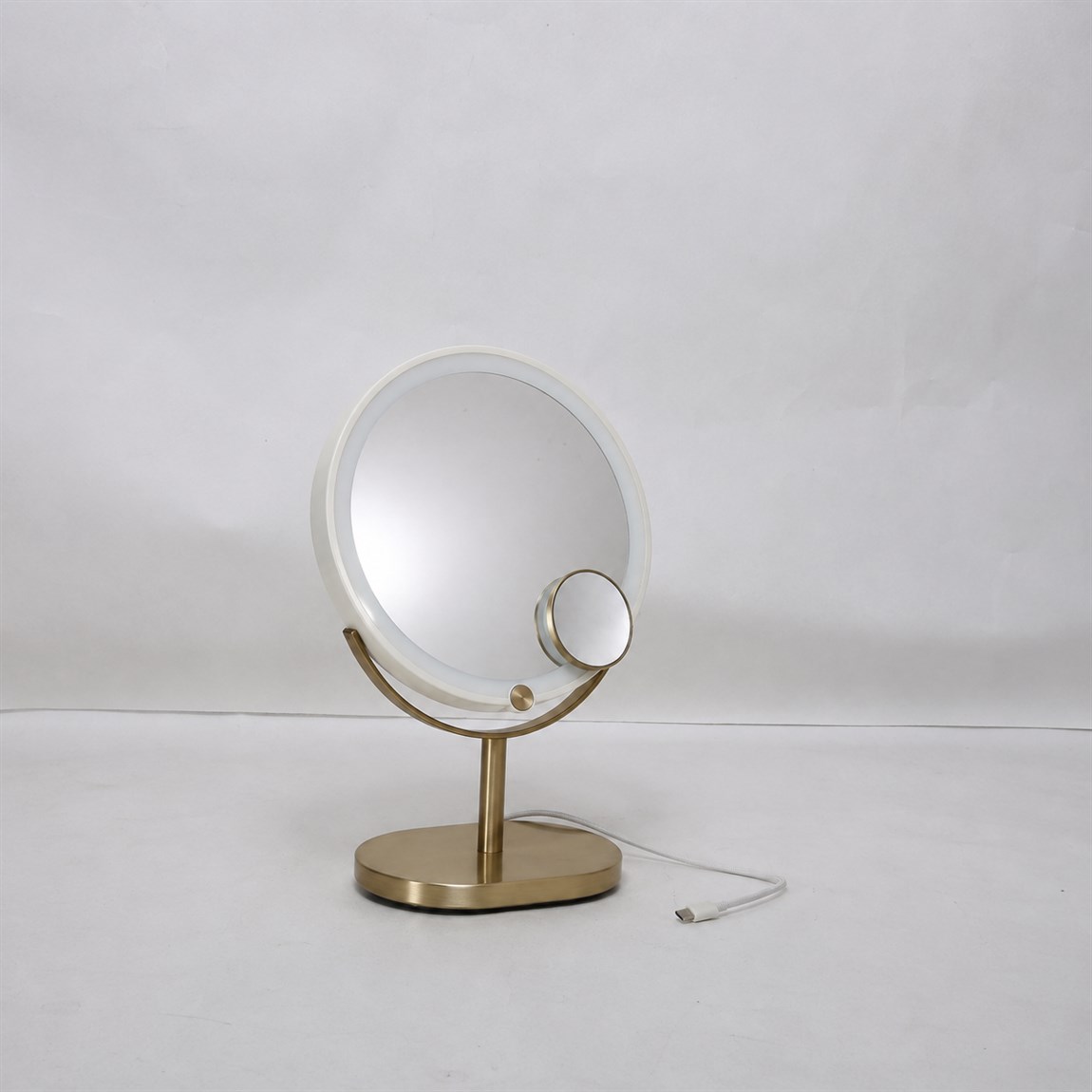 Photo du fournisseur avant retouche : miroir de maquillage brut sur fond gris